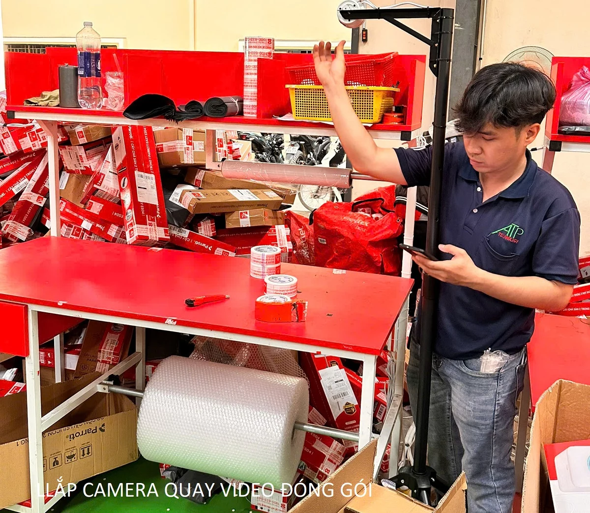 lắp camera giám sát quá trình đóng gói đơn hàng của nhân viên