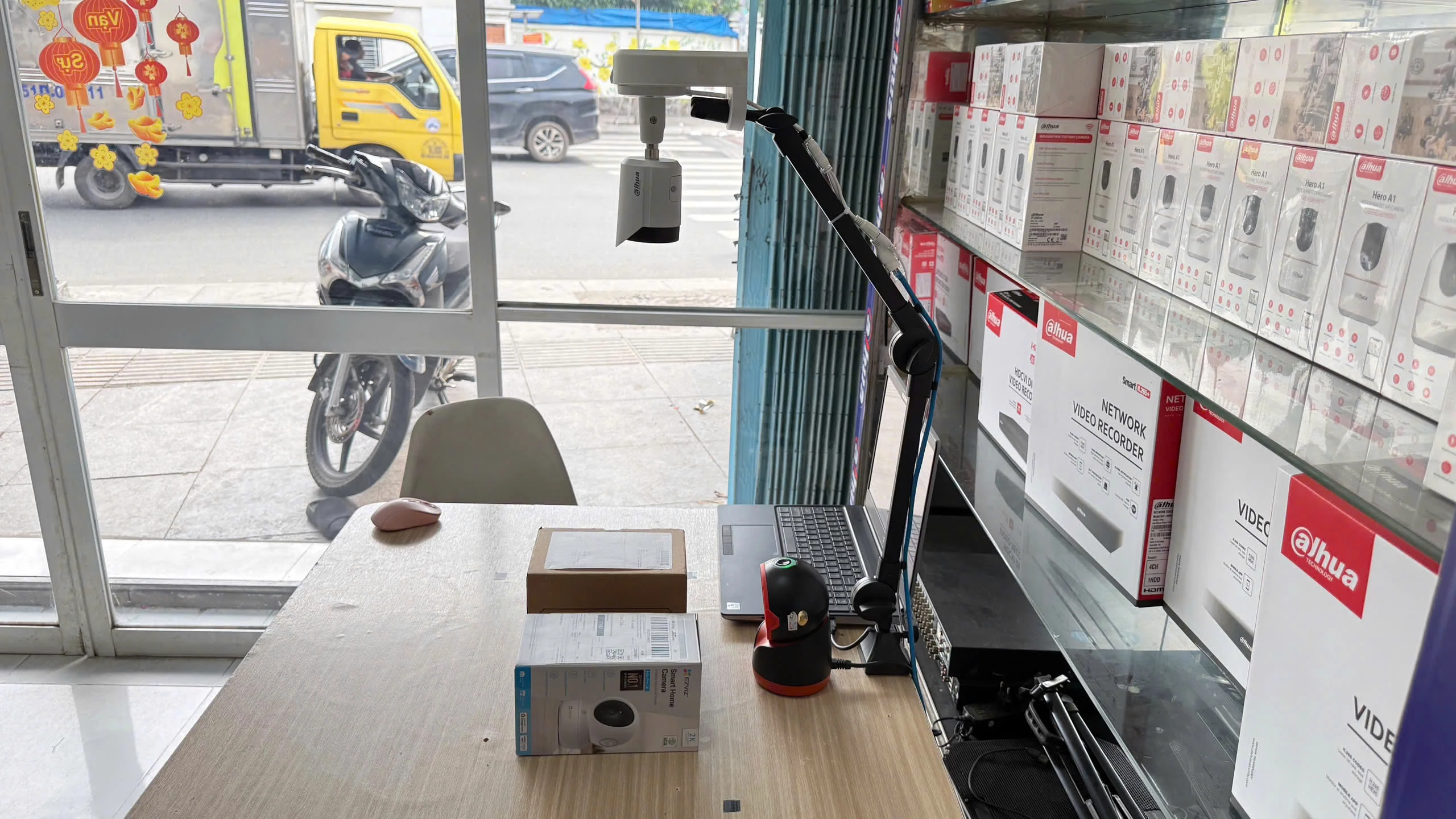 lắp camera giám sát soi rõ mã đơn hàng